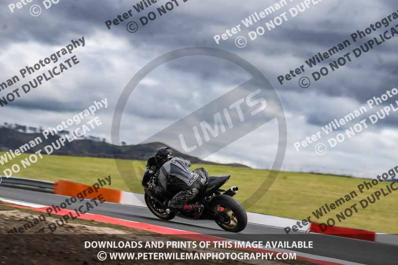 cadwell no limits trackday;cadwell park;cadwell park photographs;cadwell trackday photographs;enduro digital images;event digital images;eventdigitalimages;navarra;no limits trackdays;peter wileman photography;racing digital images;trackday digital images;trackday photos